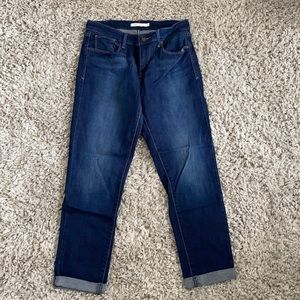 Like new! Levi’s mid rise skinny in size 28.